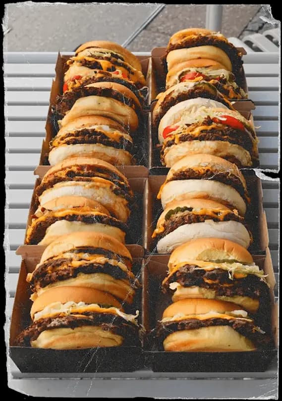 Tablett mit vielen Goldies Smashburgern