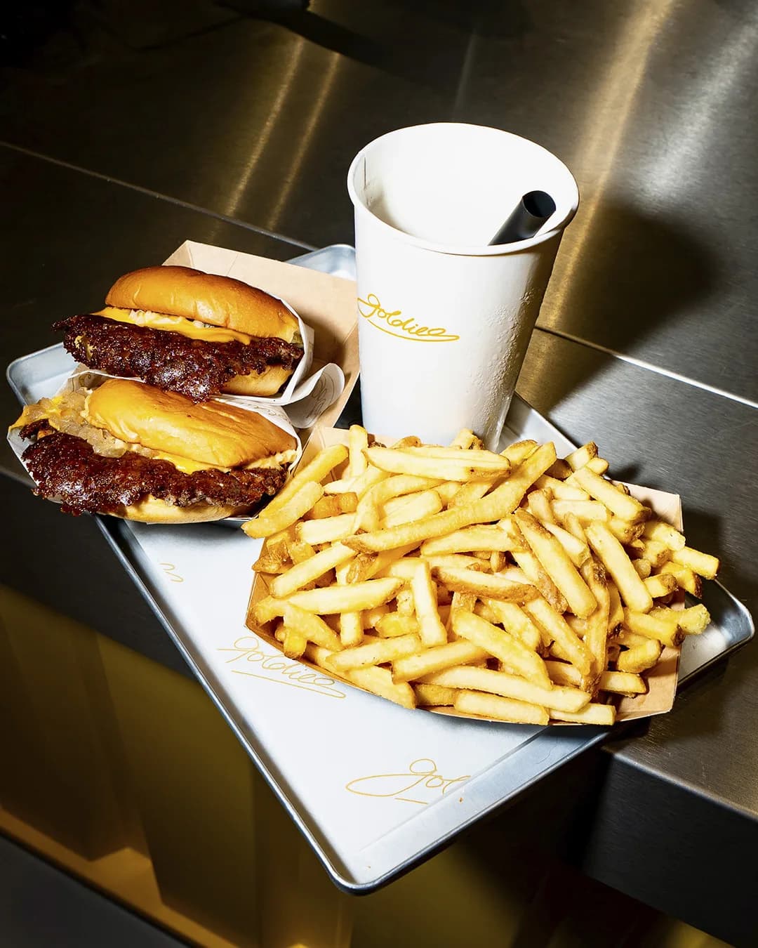 Goldies Tablett mit Smashburger, Pommes und Getränkebecher