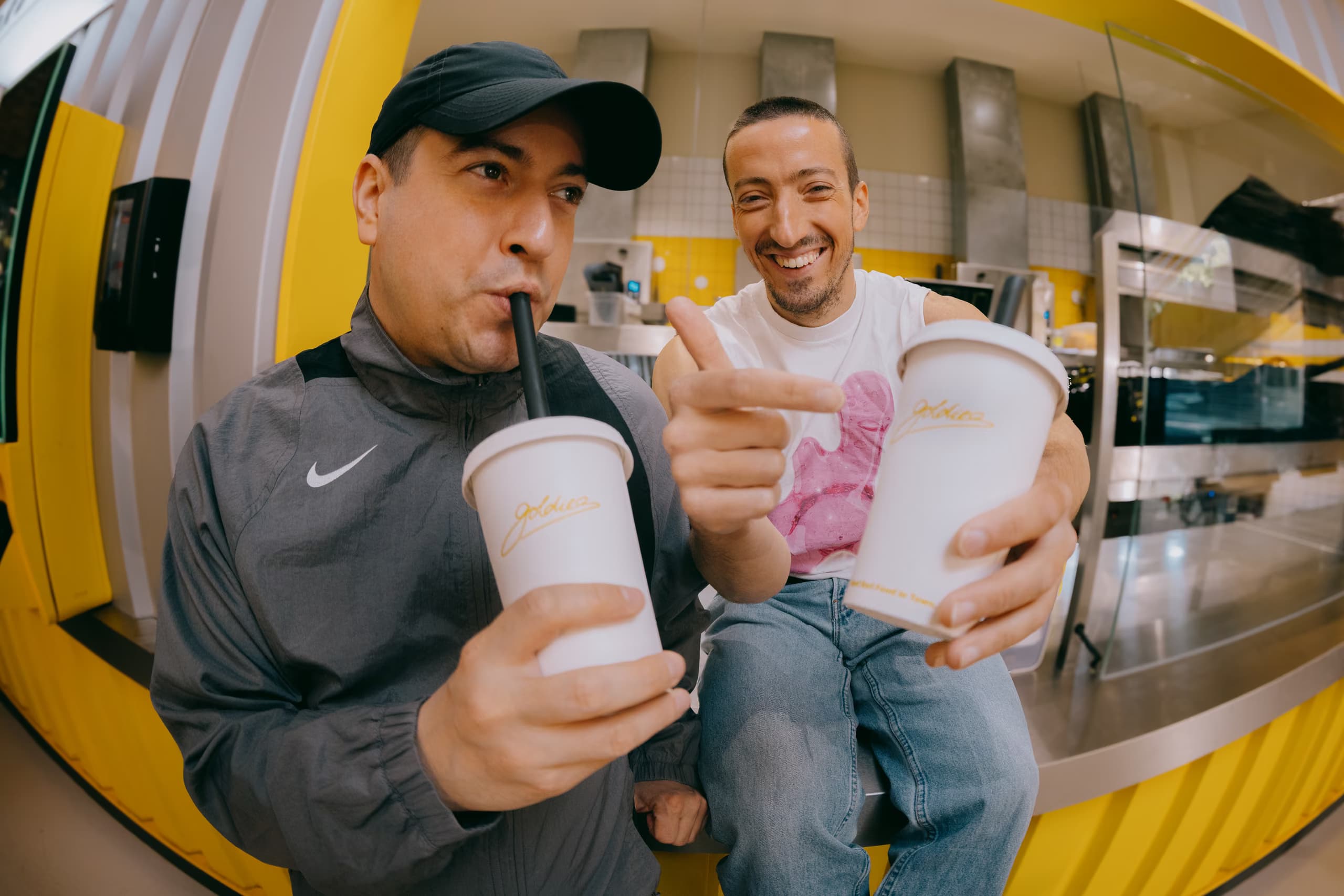 Zwei Männer mit Goldies Milkshakes im Goldies Restaurant