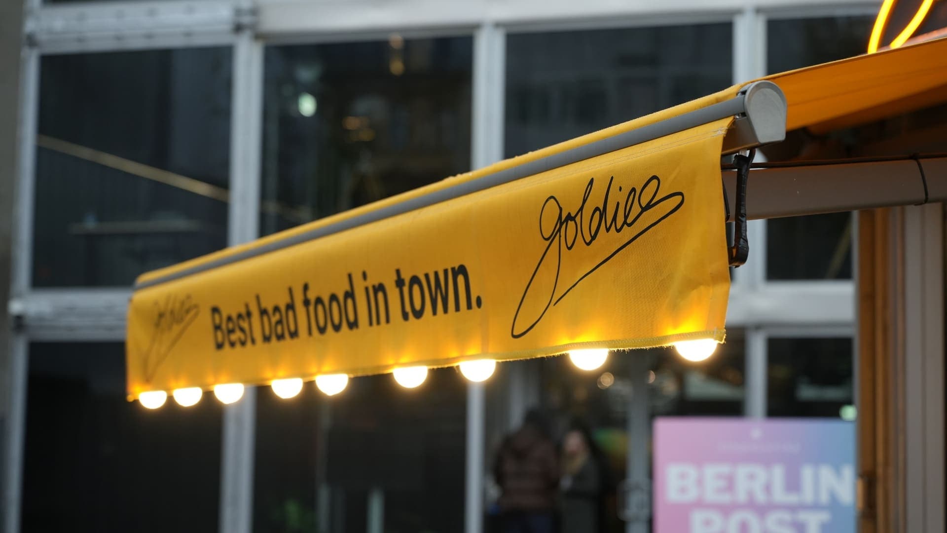 Goldies Markise mit dem Schriftzug Best bad food in town